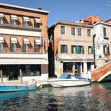 Palace Bed & Breakfast 4*
